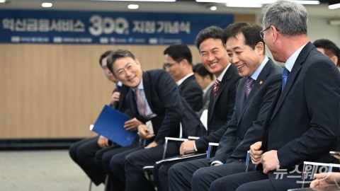 혁신금융서비스 300건 지정 기념식에서 미소 짓는 김주현 금융위원장