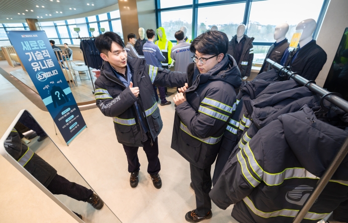 서울 강서구 본사에서 대한항공 직원들이 신규 안전 현장 유니폼을 시착해보고 있다. 사진=대한항공 제공