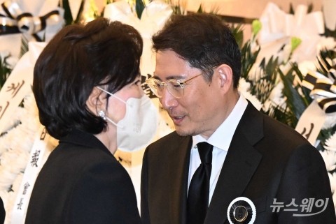 홍라희 전 삼성미술관 리움 관장 배웅하는 조현준 효성 회장