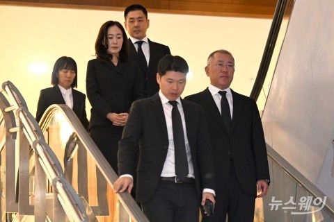 故 조석래 효성그룹 명예회장 빈소 찾은 정의선 현대차그룹 회장 내외