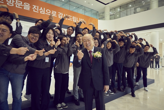 김승연 한화그룹 회장이 한화에어로스페이스 대전 R&D 캠퍼스를 방문해 직원들과 단체사진을_찍고 있다. 사진=한화 제공