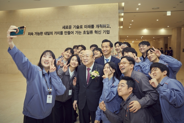 김승연 한화그룹 회장이 한화에어로스페이스 대전 R&D 캠퍼스 직원들과 셀카를 찍고 있다. 사진=한화그룹 제공