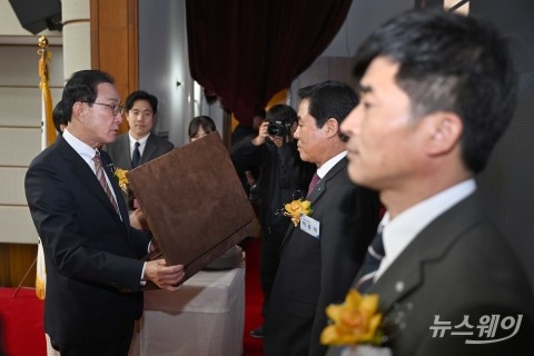 올해의 수협 대상 수여하는 노동진 회장