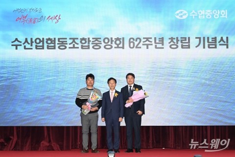 송명달 해수부 차관, 대통령 표창 수상자들과 기념촬영