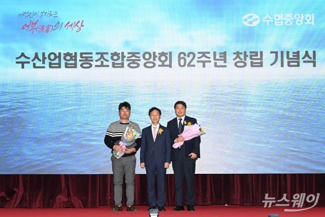 송명달 해수부 차관, 대통령 표창 수상자들과 기념촬영