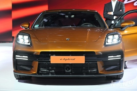 4리터 V8 터보엔진 탑재한 '파나메라 터보 E-하이브리드'