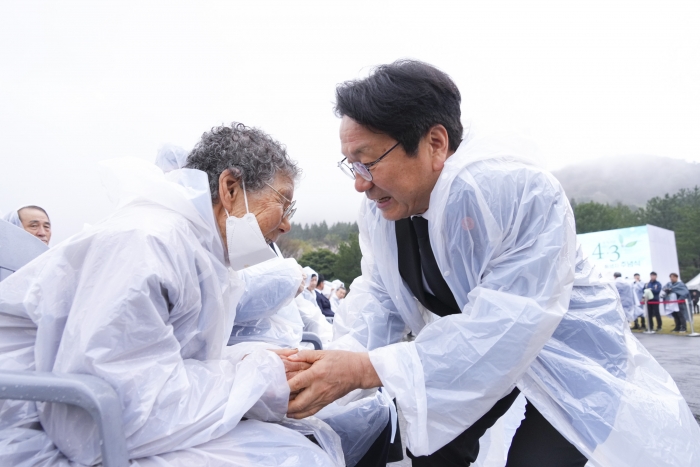 강기정 광주광역시장이 3일 오전 제주시 4·3평화공원에서 열린 '제76주년 제주 4·3 희생자 추념식'에 참석해 희생자 유족들을 위로하고 있다.