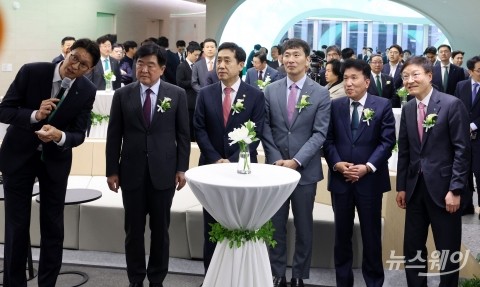 김주현·이복현, 하나은행 딜링룸 '하나 인피니티 서울' 개관식에 참석