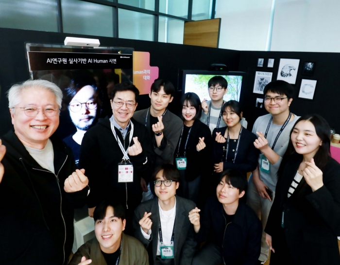 4일 서울 강서구 마곡 LG사이언스파크에서 열린 LG 테크 컨퍼런스에서 ㈜LG COO 권봉석 부회장(왼쪽에서 첫번째)이 이공계 인재들과 기념 촬영을 하고 있다. 사진=LG 제공