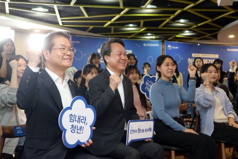 청년들 만난 진옥동 회장 &quot;단단한 주관 갖고 늘 도전하길&quot;