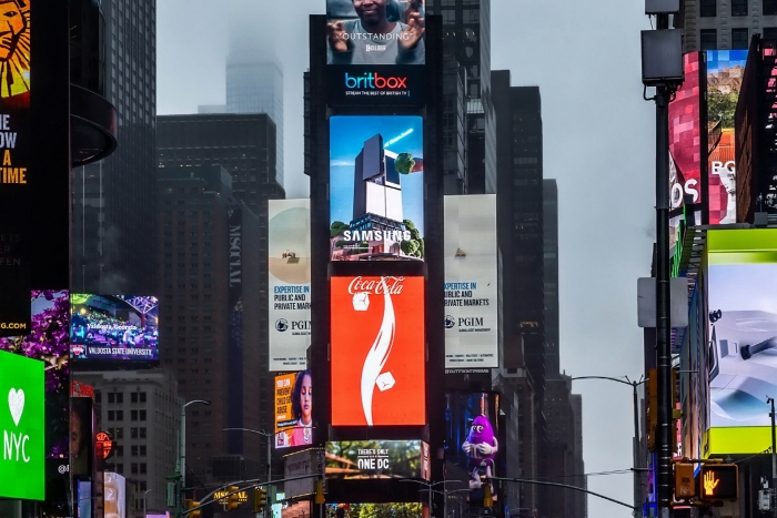 삼성전자가 미국 뉴욕 타임스스퀘어에서 '비스포크 AI 패밀리허브' 냉장고 영상으로 옥외광고를 선보이고 있다. 사진=삼성전자 제공