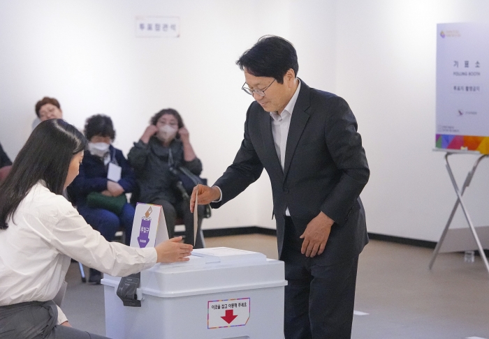 강기정 광주광역시장이 5일 오후 서구 광주학생교육문화회관에 마련된 22대 국회의원 선거 사전투표소에서 투표를 하고 있다.
