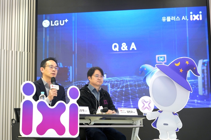 8일 오전 진행된 AI 테크브리핑에서 성준현 LG유플러스 AI·데이터프로덕트 담당(상무, 왼쪽)와 김민규 AI Agent상품팀장이 질문에 답하고 있는 모습. 사진=LG유플러스 제공