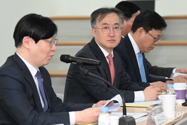 김소영 부위원장 모두발언 경청하는 허성무 한국성장금융투자운용 대표