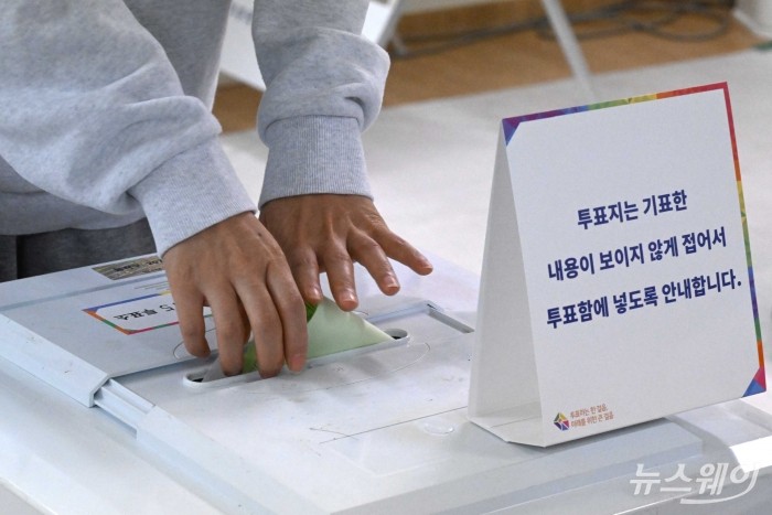 제22대 국회의원 선거(총선) 본투표일인 10일 오전 서울 동작구 신대방우성아파트 경로당에 마련된 신대방제1동제5투표소를 찾은 유권자가 투표지를 투표함에 넣고 있다. 사진=강민석 기자 kms@newsway.co.kr