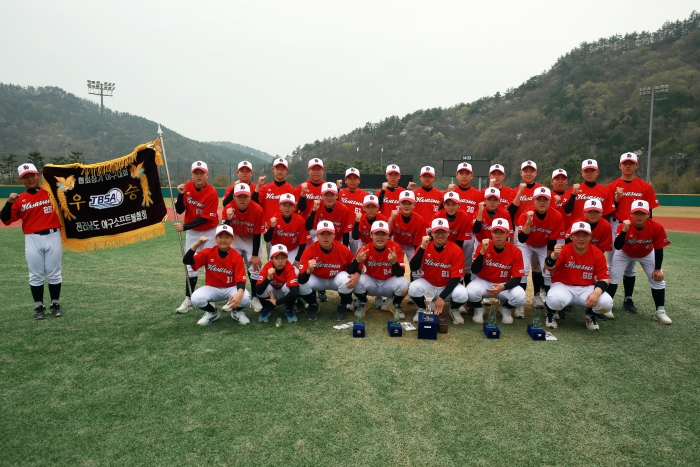 화순중학교 야구부가 제15회 전라남도 야구소프트볼협회장기 학생야구대회 중등부 우승을 차지하고 단체사진을 찍고 있다.