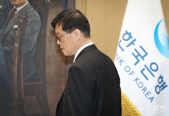 이창용 한국은행 총재가 12일 오전 서울 중구 한국은행에서 열린 통화정책방향 기자간담회에 입장하고 있다. 사진=사진공동취재단