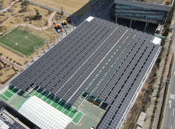 HD현대인프라코어 인천공장 주차장에 설치한 태양광 발전소 모습. 사진=HD현대에너지솔루션 제공