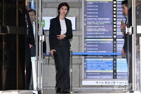법원 나서는 노소영 아트센터 나비 관장