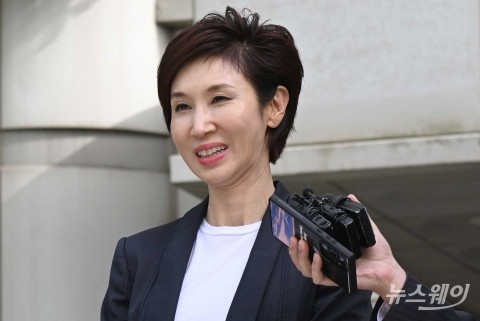 취재진 질문 듣고 미소 짓는 노소영 아트센터 나비 관장