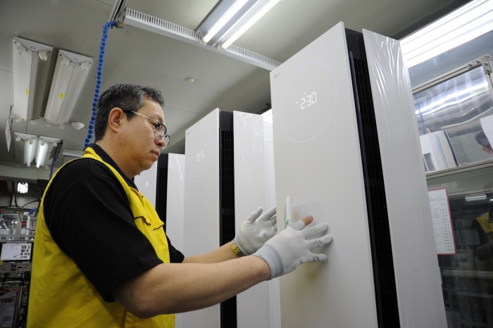 LG전자 직원이 경남 창원 LG스마트파크 에어컨 생산라인에서 'LG 휘센 에어컨'을 생산하고 있는 모습. 사진=LG전자 제공
