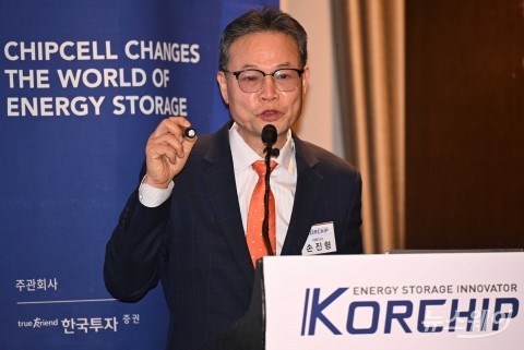 직접 만든 제품 시연하는 손진형 ㈜코칩 대표