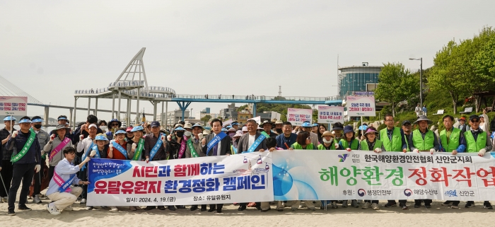 박홍률 목포시장 및 주민들이 19일 새롭게 단장한 유달유원지 환경정화 활동 및 캠페인을 전개한 뒤 기념촬영하고 있다.