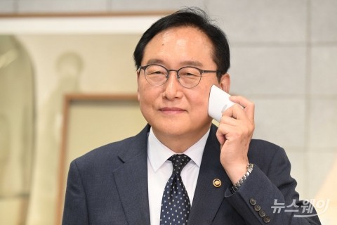'K-뷰티' 아모레퍼시픽 화장품 체험하는 정인교 산업부 통상교섭본부장