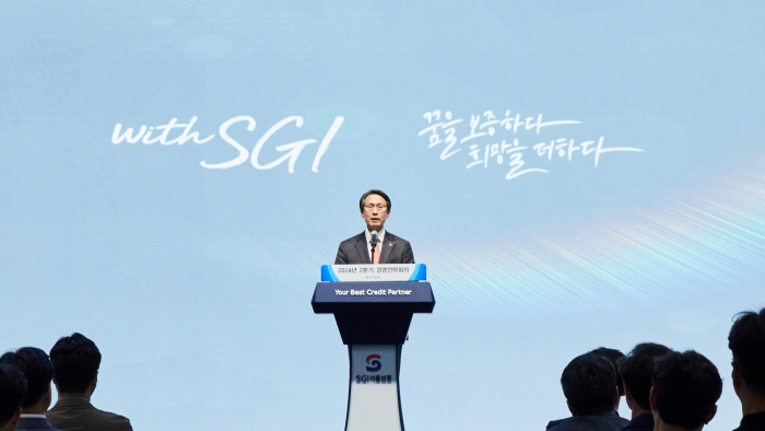 이명순 SGI서울보증 대표가 지난 19일 서울 종로구 SGI서울보증 본사에서 열린 '2024년 2분기 경영전략회의'에서 새로운 비전 체계인 '위드(WITH) SGI'를 발표했다. 사진=SGI서울보증 제공