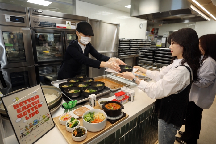 이마트가 4월 22일 서울 중구에 위치한 이마트 본사 사내식당에서 신세계푸드의 저탄소 대안육 '베러미트(Better Meat)'를 활용한 사내 점심을 제공하는 모습. 사진=이마트 제공