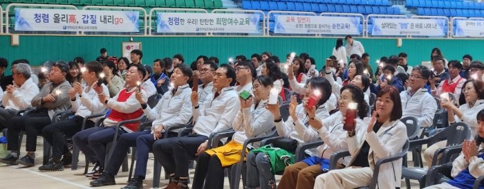 전라남도교육청이 20일 개최한 '학교체육공동체의 청렴 다짐의 날' 행사에서 '청렴의 등불을 밝히다' 퍼포먼스가 진행되고 있다.