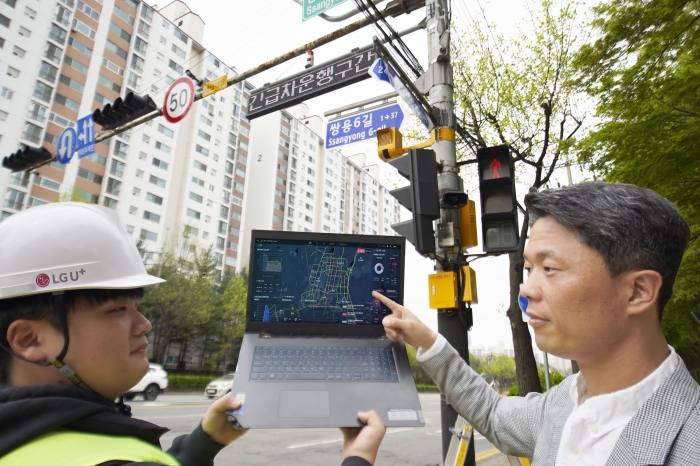LG유플러스 관계자가 천안시에 설치된 긴급차량 출동 알림 전광판을 점검하는 모습. 사진=LG유플러스 제공