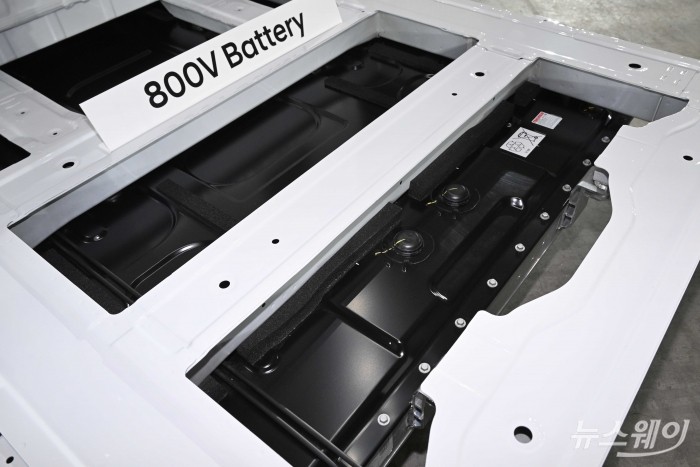 현대자동차가 23일 오전 인천 연수구 송도컨벤시아에서 열린 '내 일을 바꾸는 모빌리티'에서 'ST1 카고 샤시캡'을 공개된 가운데 800V Battery가 신차량에 탑재돼 있다. 사진=강민석 기자 kms@newsway.co.kr