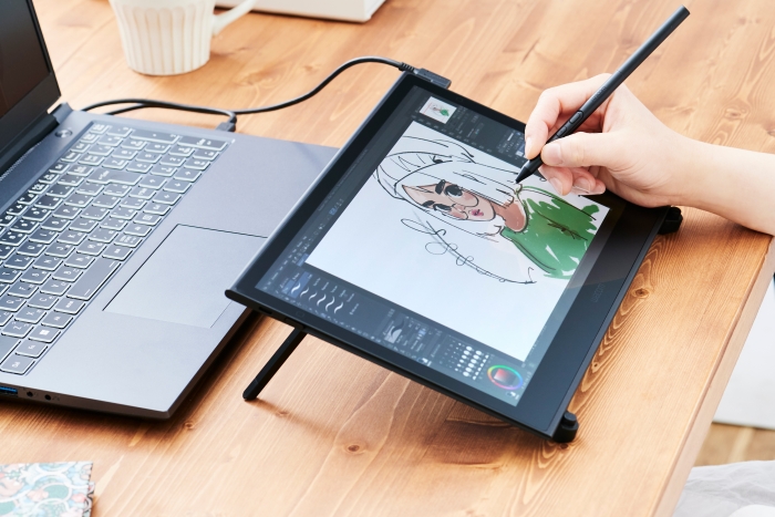 삼성디스플레이의 13.3형 OLED 패널이 탑재된 펜 태블릿 신제품 '와콤 무빙크(Wacom Movink)'. 사진=삼성디스플레이 제공