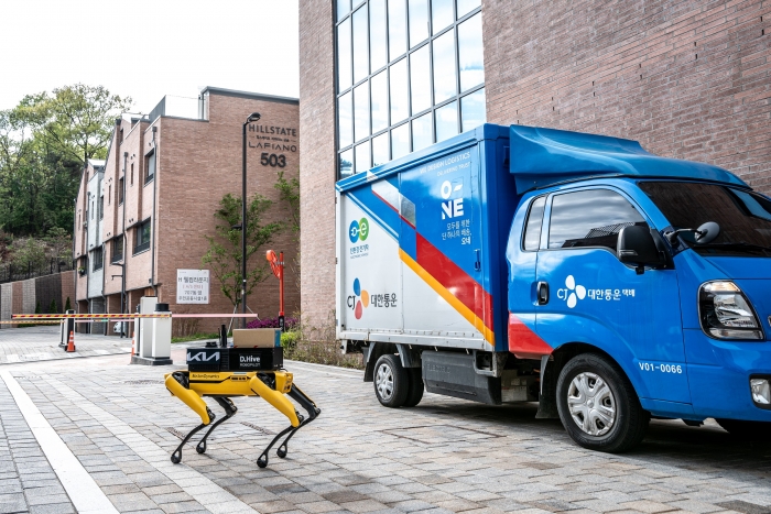 라스트마일 로봇 배송 서비스 실증 사업에 활용된 차량과 로봇개 '스팟(SPOT)'의 모습. 사진=기아 제공