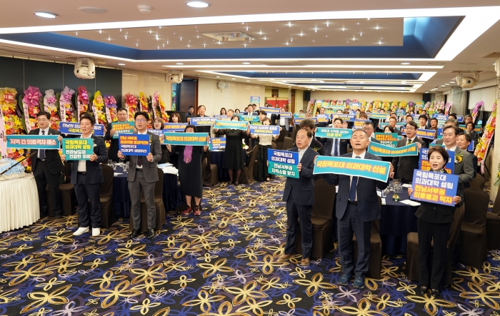 국립목포대학교 총동문회가 24일 목포대 의과대학 설립을 촉구하는 7만 목포대 총동문의 이름으로 긴급 성명을 발표하고 있다.
