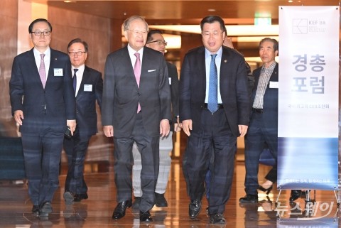 '제269회 경총포럼' 향하는 강경성 1차관·손경식 회장 外 내빈들