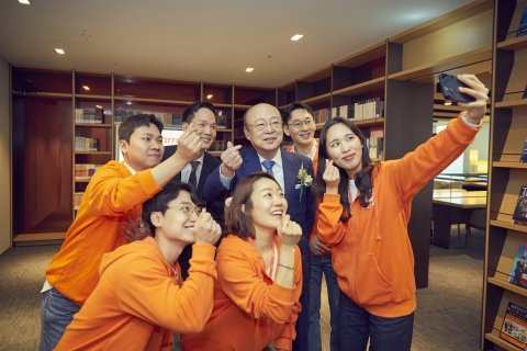 김승연 회장, 한화생명 찾아 임직원 격려···&quot;혁신으로 일류 기업 도약&quot;