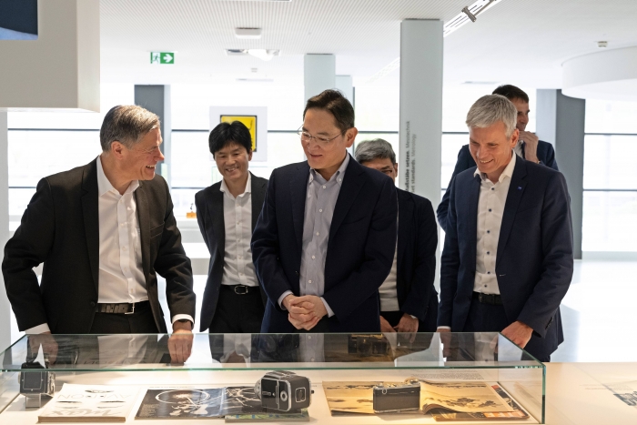 26일(현지시간) 독일 오버코헨 자이스 본사를 방문한 이재용 삼성전자 회장이 제품을 살펴보고 있다. 사진=삼성전자 제공