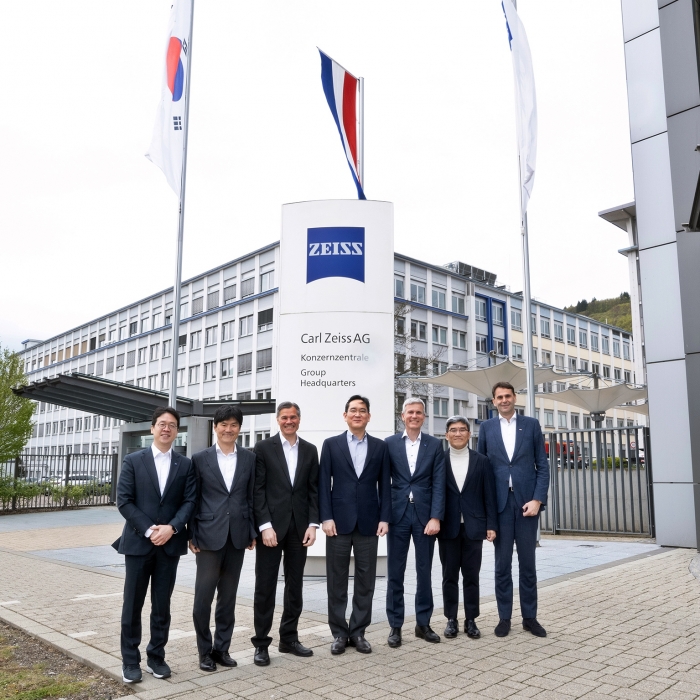6일(현지 시간) 독일 오버코헨 ZEISS 본사를 방문한 이재용 삼성전자 회장(가운데)이 칼 람프레히트 ZEISS그룹 CEO(왼쪽에서 세 번째)와 크리스토프 푸케(오른쪽) ASML CEO 등과 함께 기념사진을 찍고 있다. 사진=삼성전자 제공