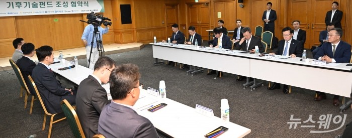 (왼쪽부터)이석용 농협은행장, 이승열 하나은행장, 이재근 국민은행장, 정상혁 신한은행장, 조병규 우리은행장, 허성무 한국성장금융투자운용 대표를 비롯한 참석자들이 30일 오전 서울 중구 은행연합회에서 열린 기후기술펀드 조성 협약식에서 협약서에 서명을 하고 있다. 사진=강민석 기자 kms@newsway.co.kr