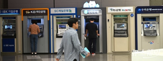 "예금금리만 떨어진다"···은행 예대금리차 사상 최대