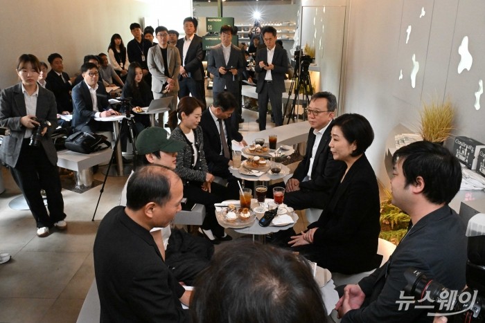 (오른쪽 두 번째와 세 번째)오영주 중소벤처기업부 장관, 정상혁 신한은행장이 30일 오후 서울 중구 콘티뉴이티에서 열린 청년 소상공인 현장 방문 및 협약보증 MOU에서 (왼쪽 두 번째)천휘영 콘티뉴이티 대표의 의견을 경청하고 있다. 사진=강민석 기자 kms@newsway.co.kr