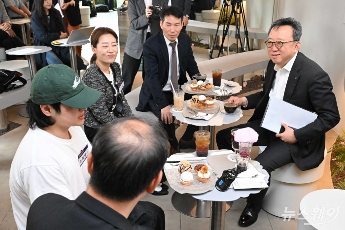 (오른쪽 첫 번째)정상혁 신한은행장이 30일 오후 서울 중구 콘티뉴이티에서 열린 청년 소상공인 현장 방문 및 협약보증 MOU에서 (왼쪽 두 번째)천휘영 콘티뉴이티 대표의 고충을 경청하고 있다. 사진=강민석 기자 kms@newsway.co.kr