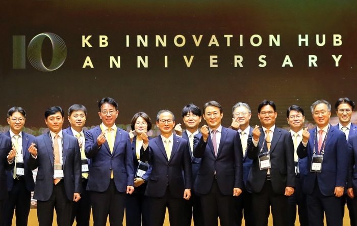 금융위원회 권대영 사무처장((왼쪽에서 여덟번째), KB금융그룹 양종희 회장(왼쪽에서 여섯번째), KB국민은행 이재근 행장(왼쪽에서 네번째)이30일 열린 'KB Innovation HUB센터' 10주년 기념행사에서 기념촬영을 하고 있다. 사진=KB금융 제공