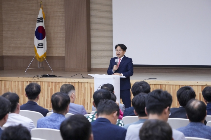 강기정 광주광역시장이 30일 오후 서구 염주체육관 내 국민생활관에서 열린 '광주 도시공원 조성사업 현장 설명회'에 참석해 인사말을 하고 있다.