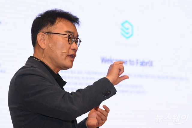 '기업용 Gen AI 플랫폼 FabriX' 소개하는 구형준 삼성SDS 부사장