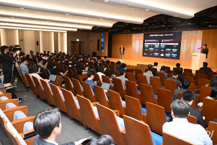 송해구 삼성SDS 솔루션사업부장(부사장)이 2일 오전 서울 송파구 삼성SDS 타워에서 열린 '삼성SDS 생성형 Gen AI 미디어데이'에서 'Gen AI 솔루션 Brity Copilot & Automation' 주제로 발표를 하고 있다. 사진=강민석 기자 kms@newsway.co.kr