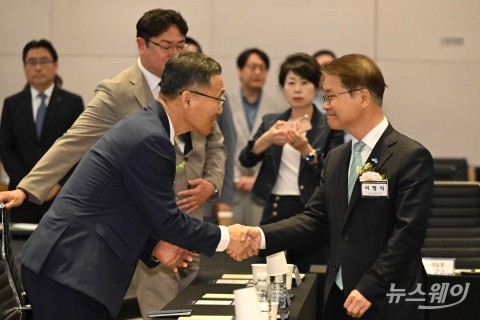 악수하는 이정식 장관·김광수 포스코피알케이 대표