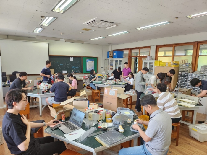 전라남도교육청 교사들이 '2024 전남과학축전'에서 활용할 과학탐구꾸러미를 제작하고 있다.